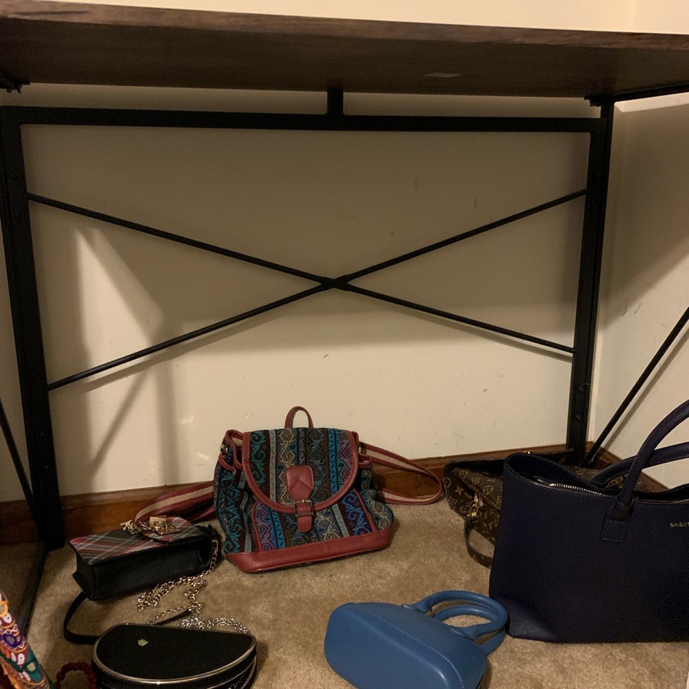 Medium sized table - Picture 2 of 2